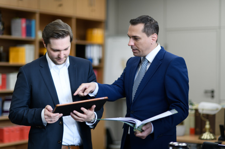 Rechtsanwalt Daniel Kuehn im Gespraech